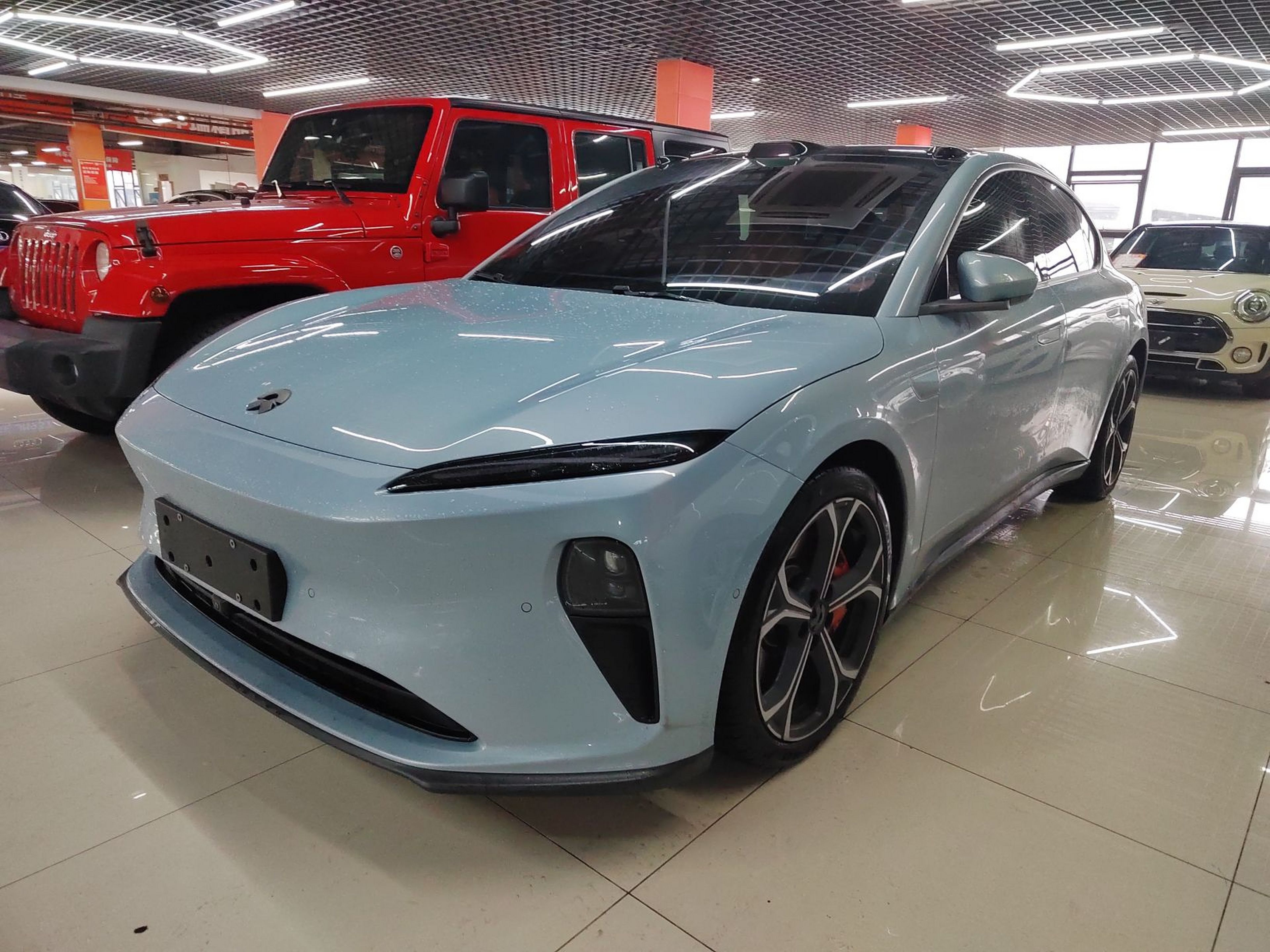 تحت مقدمة السيارة