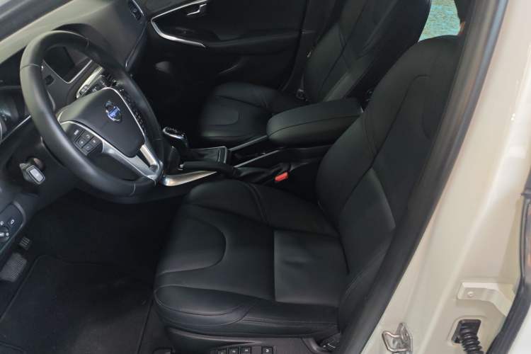 Used Volvo V40 2015 1.6T Zhiya Edition