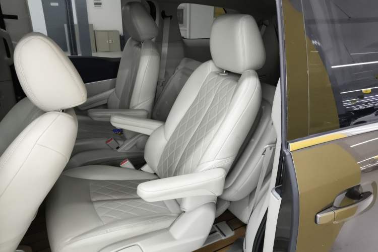 Used Buick GL8 2023 Land Executive Class Comfort Model