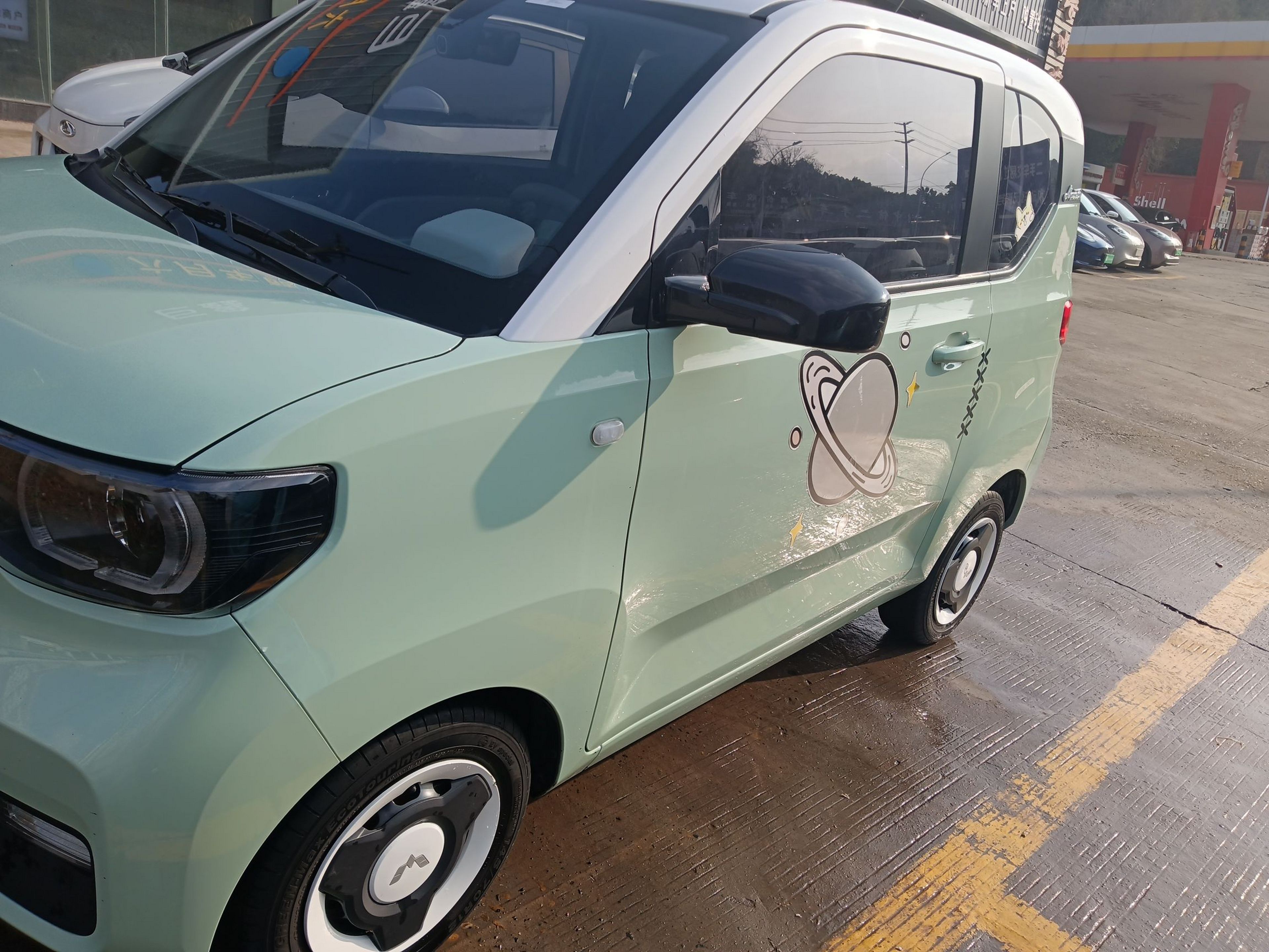 Под передней частью автомобиля