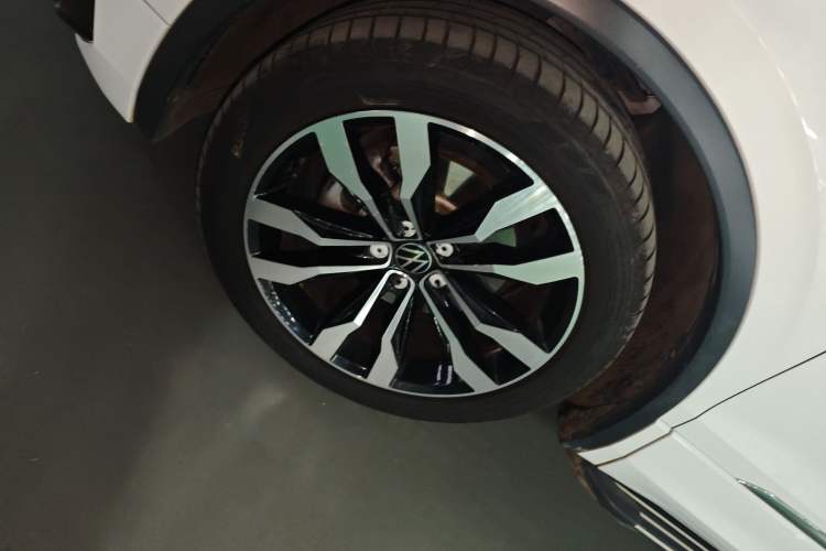 Used Volkswagen Tiguan L 2021 330TSI Automatic Two-Wheel Drive R-Line Enhanced Edition
