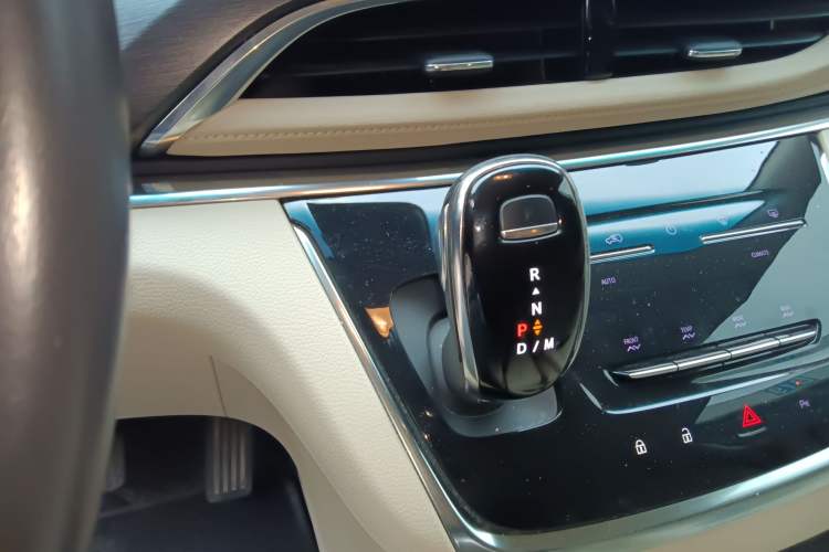 Used Buick GL8 2023 Facelifted Land Cruiser Executive Luxury Version
