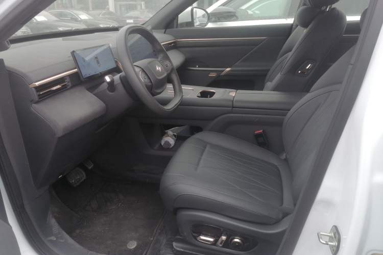 Used  eπ008 2025 210Max Range-Extended Version 5 Seats