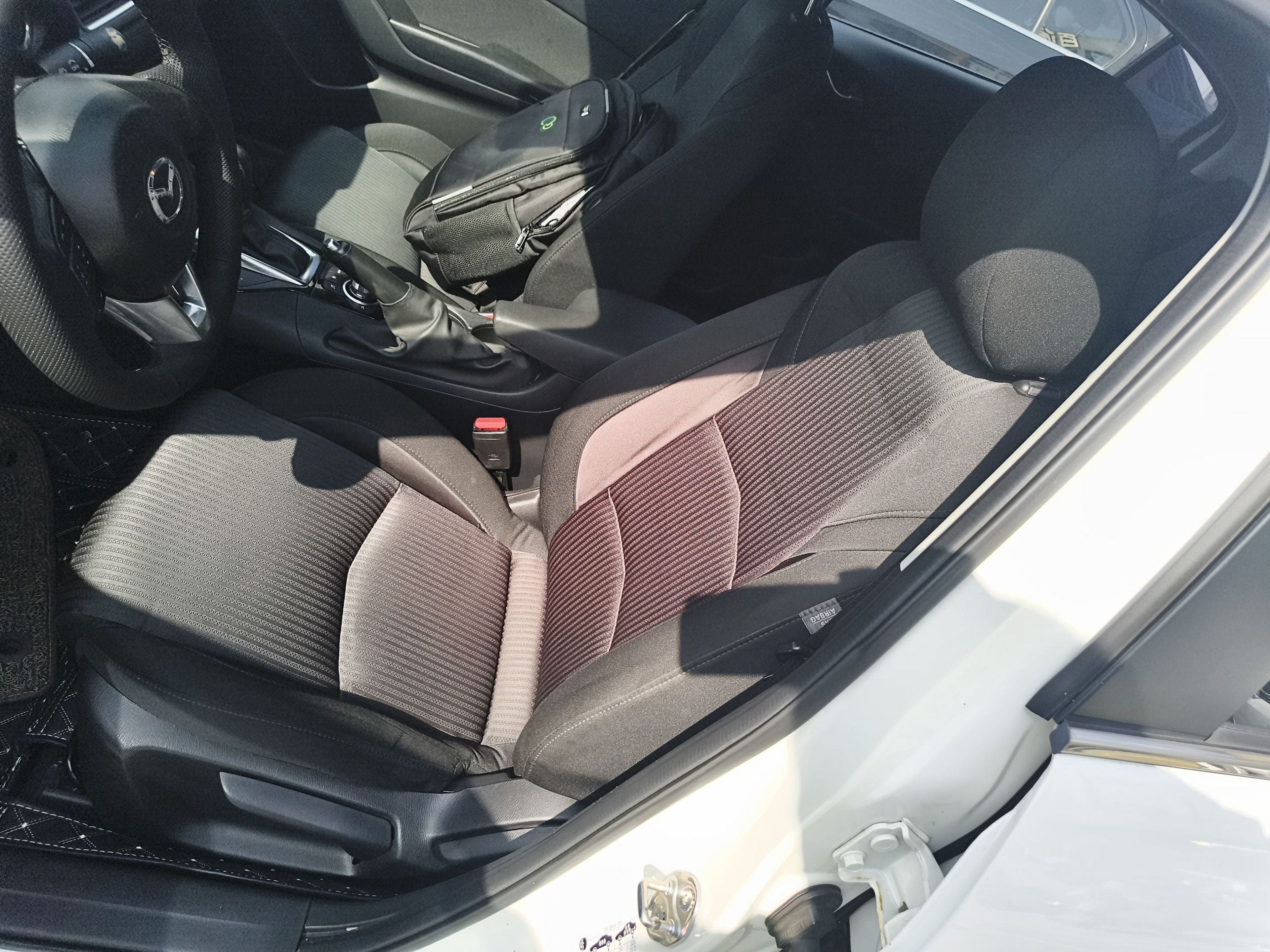 المقاعد الأمامية داخل السيارة