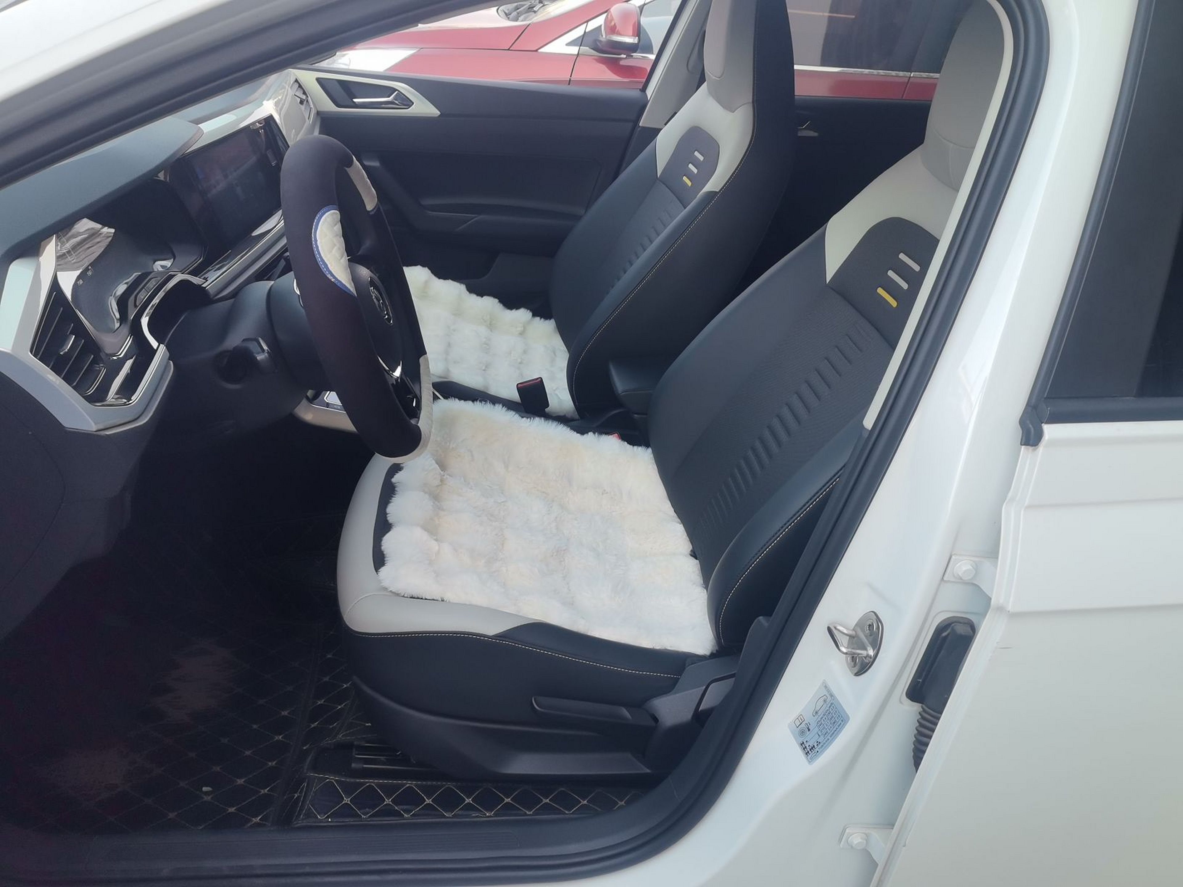 المقاعد الأمامية داخل السيارة