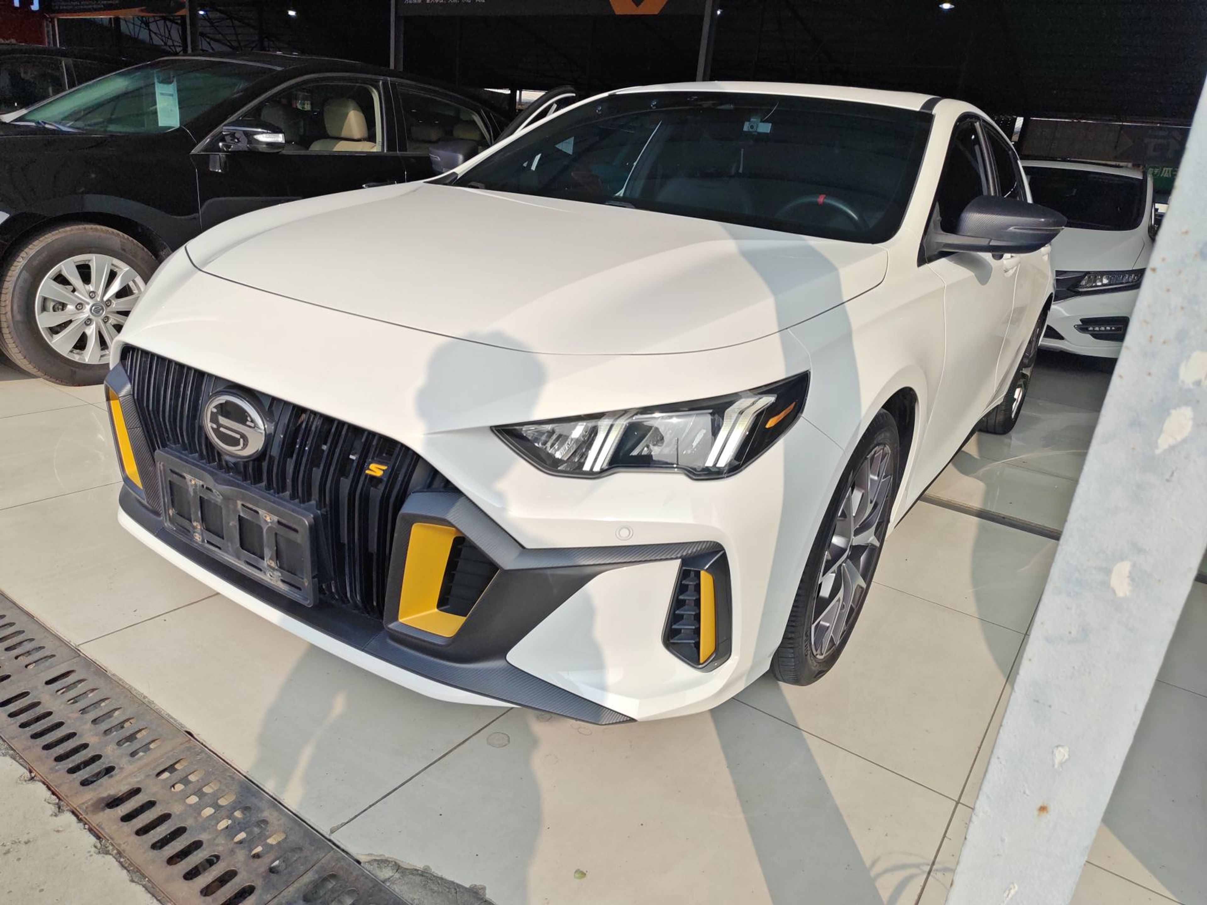 Под передней частью автомобиля