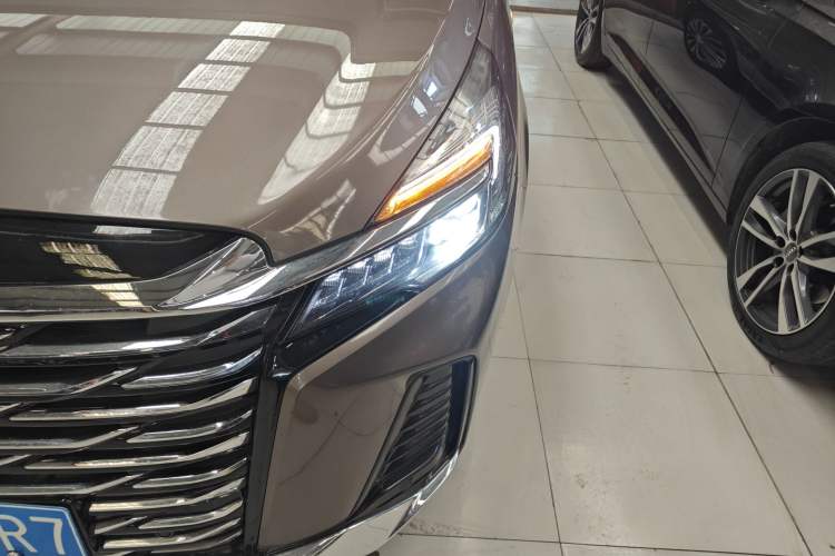 Used Buick GL8 2023 Facelifted Land Cruiser Executive Luxury Version
