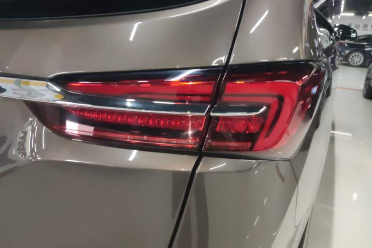 Used Buick GL8 2023 Facelifted Land Cruiser Executive Luxury Version
