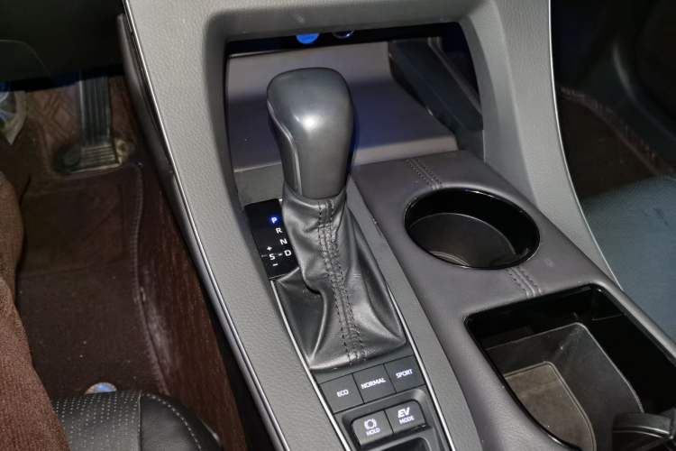 Used Toyota Avalon 2019 Dual-Engine 2.5L Luxury Edition China VI Standard
