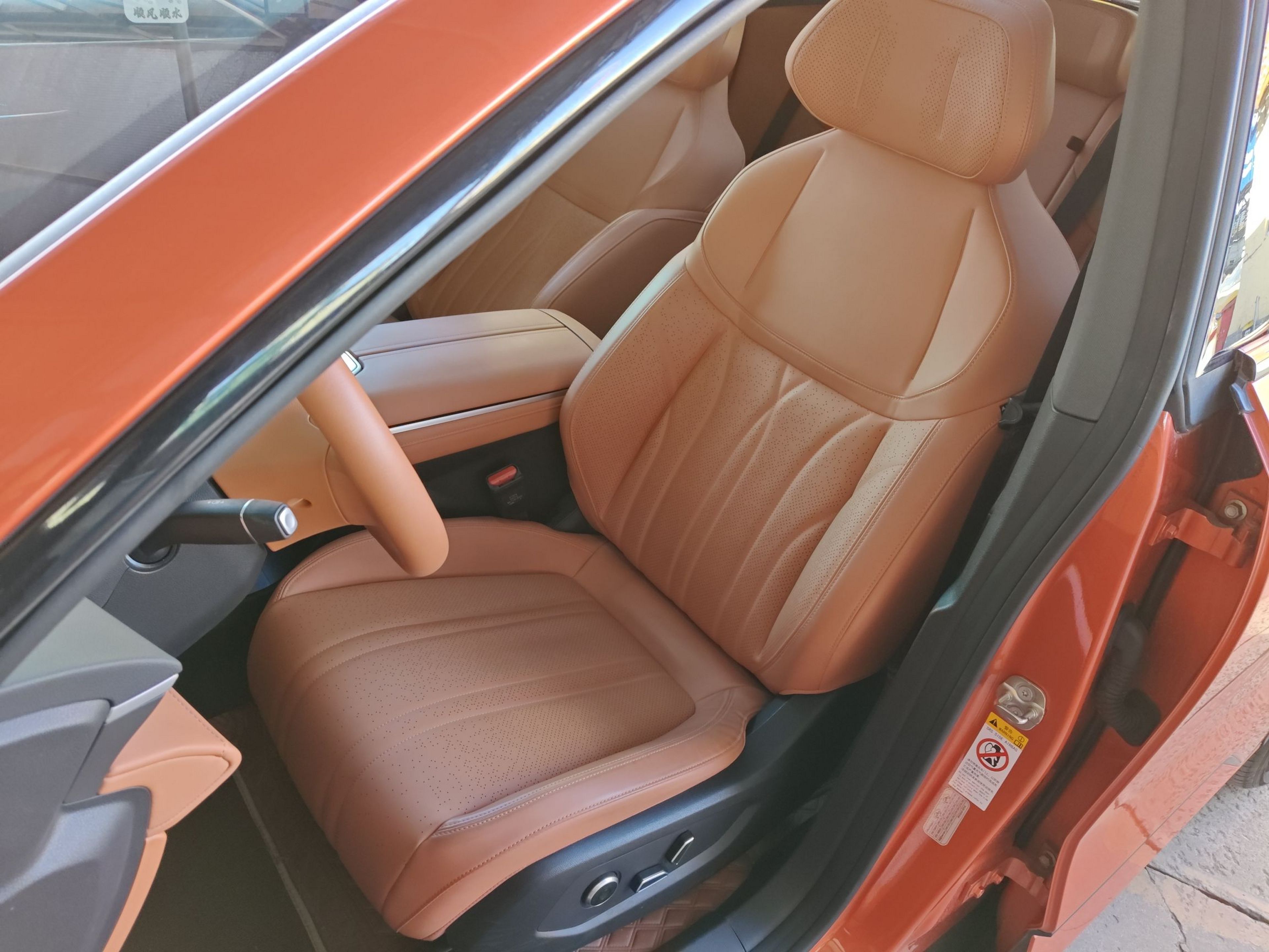 Переднее сиденье в автомобиле