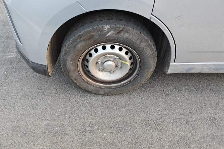 Used Wuling Yangguang 2024 300KM Comfort Version Passenger Van 75kW
