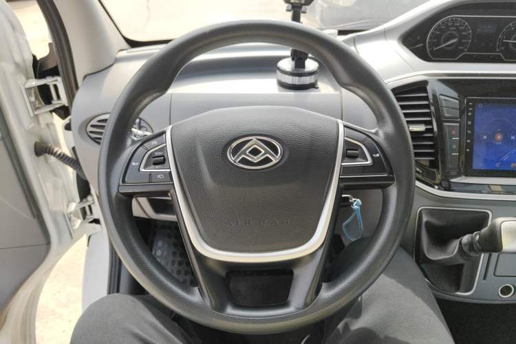 Used SAIC MAXUS Xintu V80 2023 2.0T Manual Classic City Delivery King Short Wheelbase Mid-Roof 3-Seater
