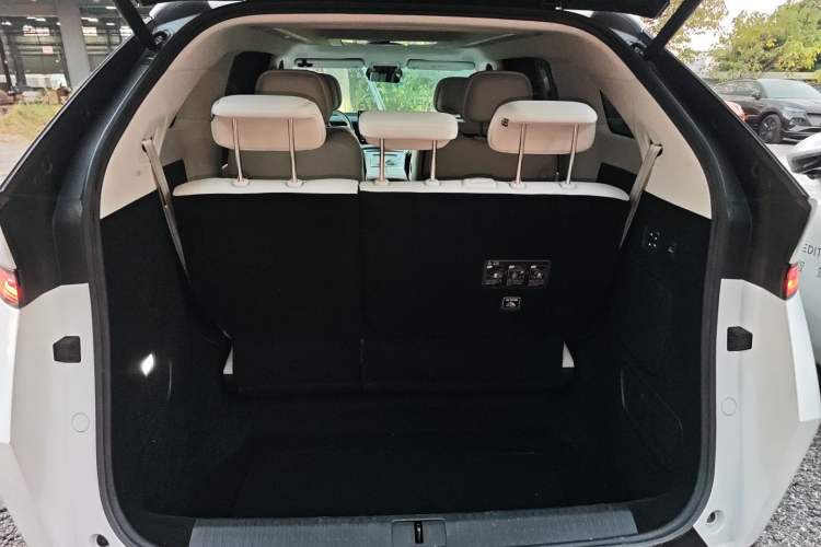 Used XPeng X9 2024 702 Ultra-Long Range Max
