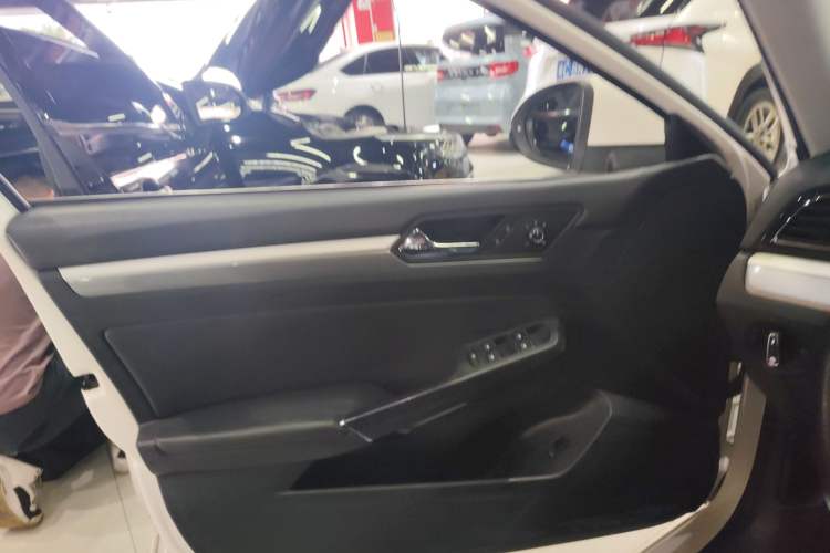 Used Volkswagen Lamando 2015 330TSI DSG Luxury Edition
