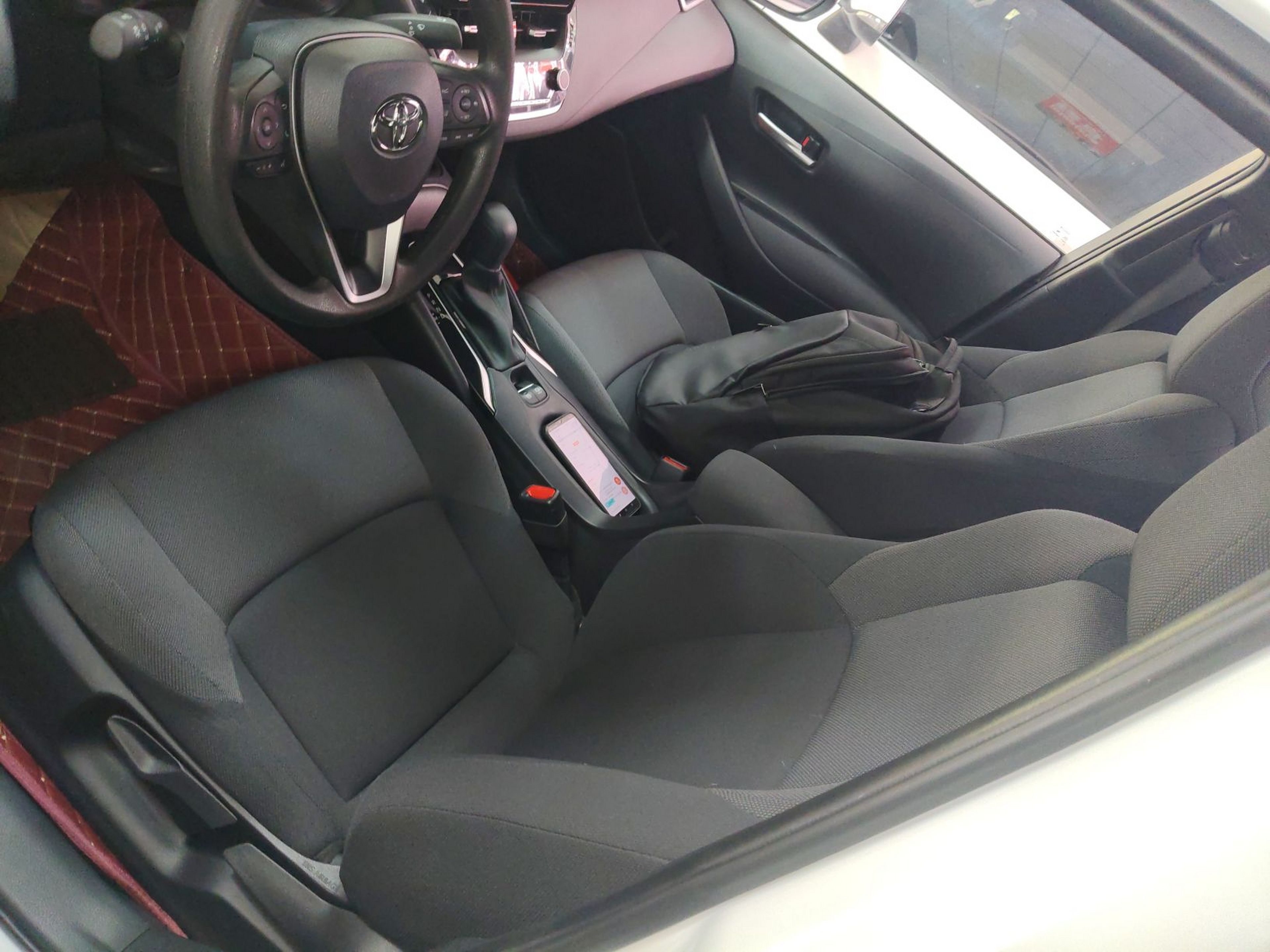 المقاعد الأمامية داخل السيارة