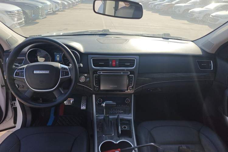 Used Haval H8 2015 2.0T two-wheel drive Comfort trim level
