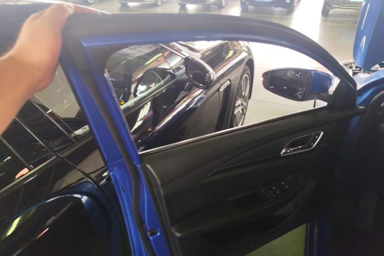 Used Roewe i5 2019 GL 20T Automatic 4G Connected & Ultra-Cool Play Edition
