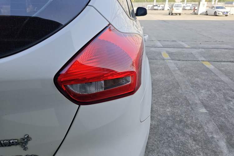 Used Ford Focus 2018 Hatchback Classic 1.6L Automatic Comfort Plus SmartDrive Edition
