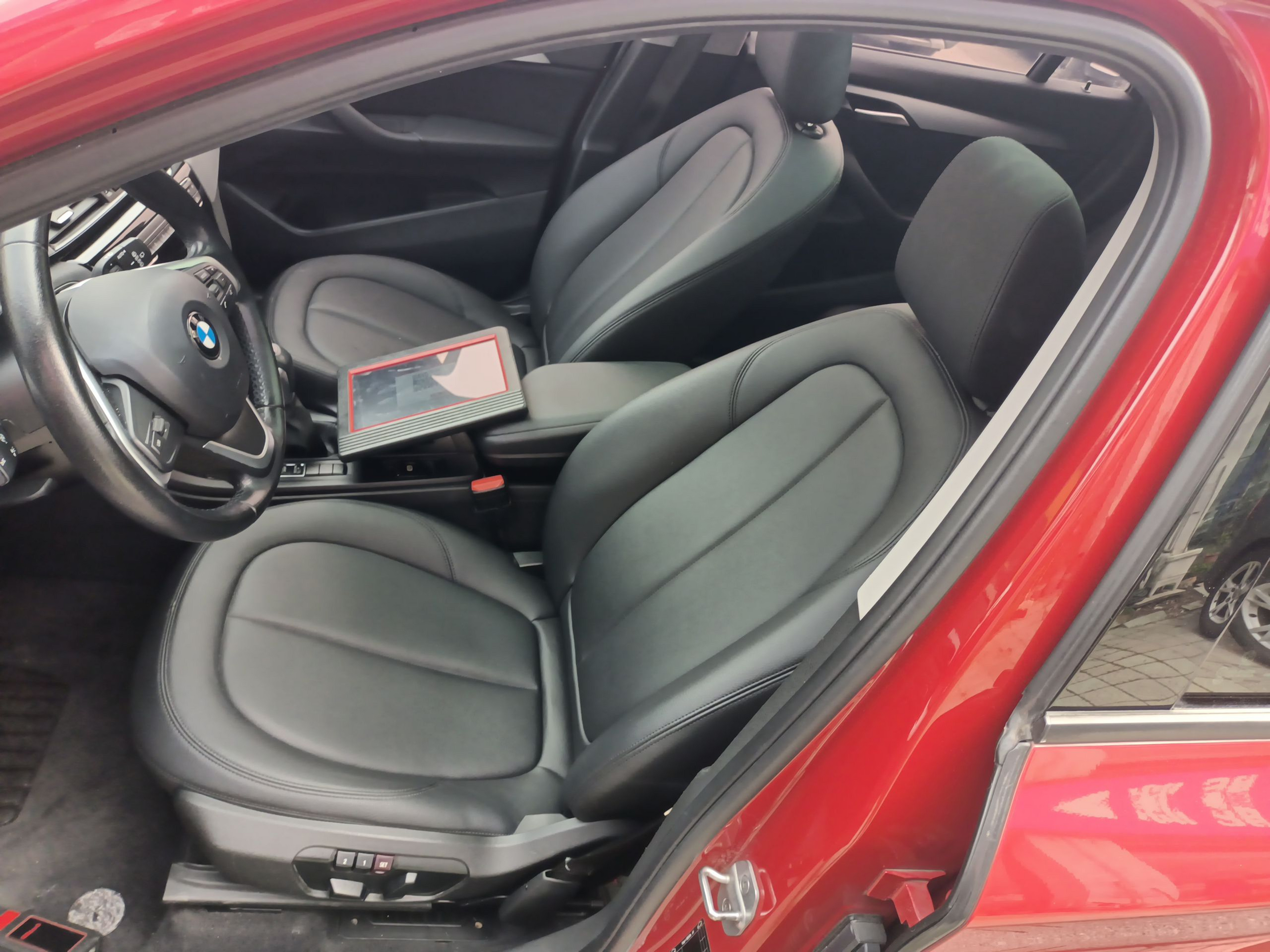 Переднее сиденье в автомобиле