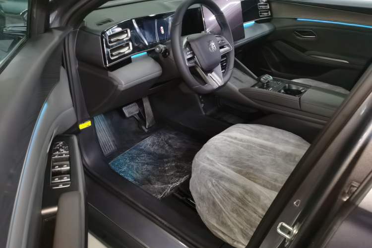 Used BYD Qin L 2024 DM-i 120KM Excellence Model
