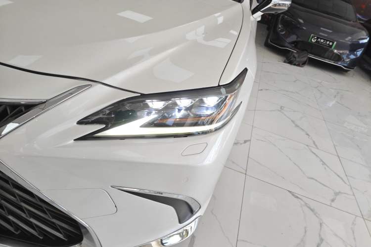 Used Lexus ES 2020 300h Deluxe Edition
