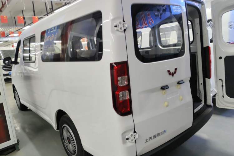 Used Wuling Yangguang 2024 300KM Comfort Version Passenger Van 75kW