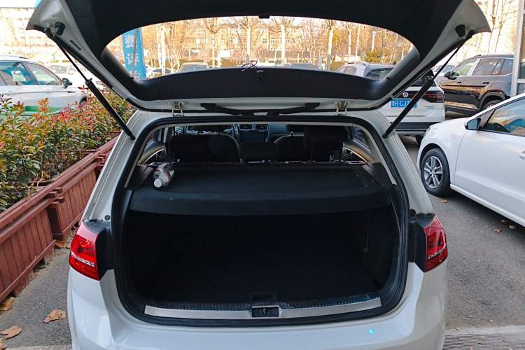 Used Volkswagen Golf 2016 1.6L Automatic Fashion Model
