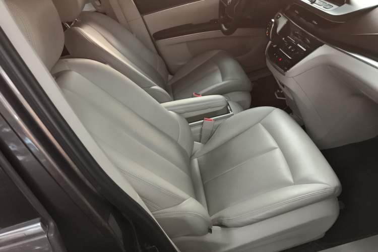 Used Buick GL8 2023 Land Executive Class Comfort Model