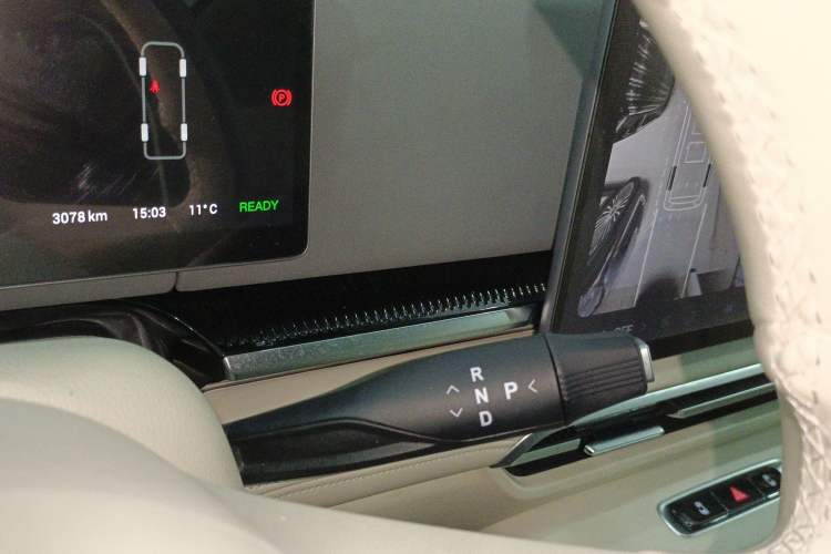 Used VOYAH Dream 2025 EV Four-Wheel Drive Flagship Kunpeng Edition