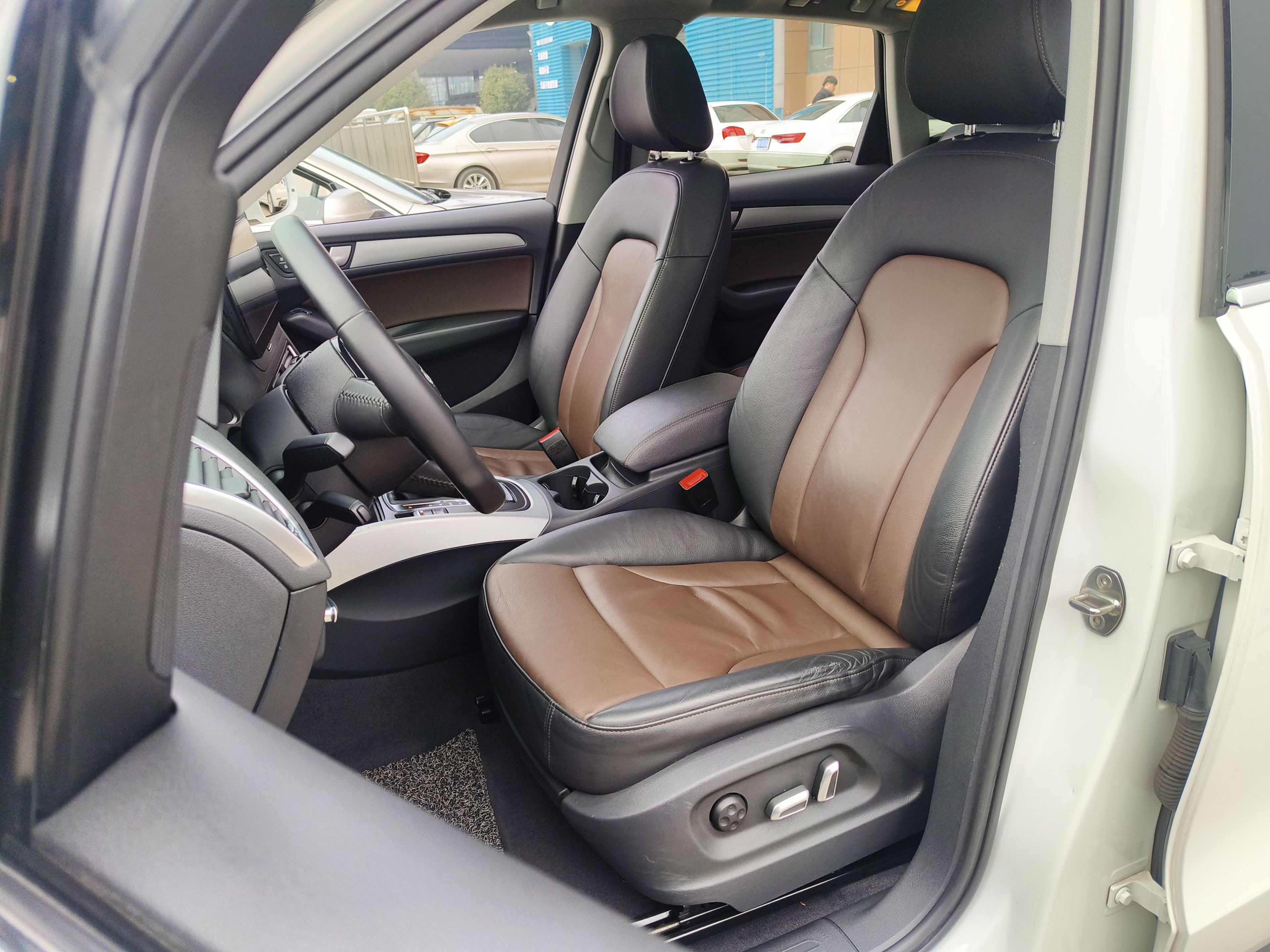 Переднее сиденье в автомобиле