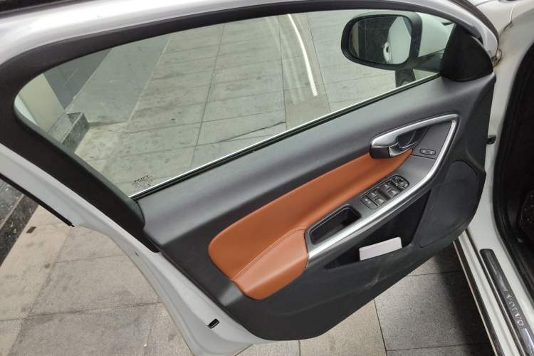 Used Volvo V60 2015 T5 Zhiya Edition
