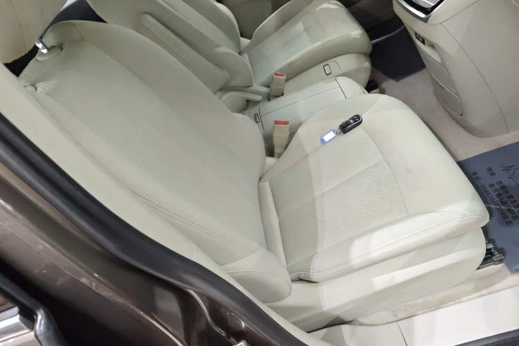Used Buick GL8 2023 Land Executive Class Comfort Model
