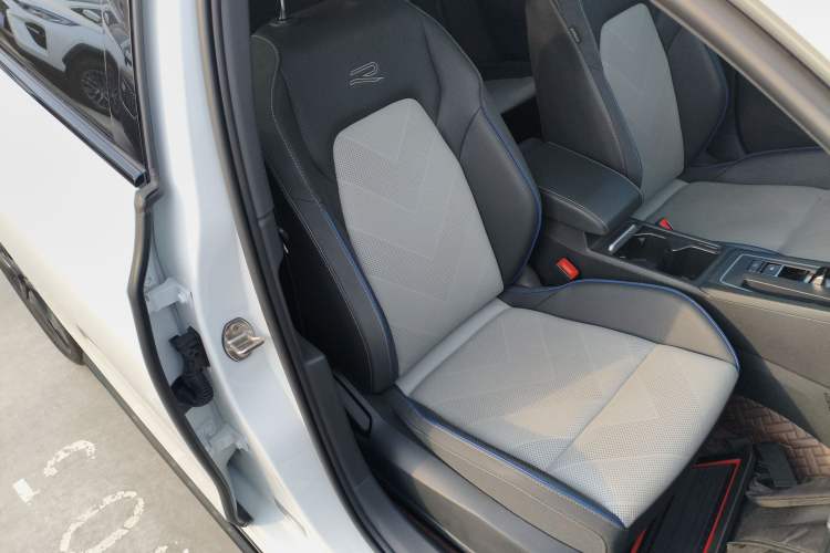 Used Volkswagen Golf 2025 300TSI R-Line
