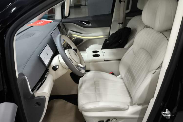 Used VOYAH Dream 2025 PHEV Four-Wheel-Drive Flagship Kunpeng Edition
