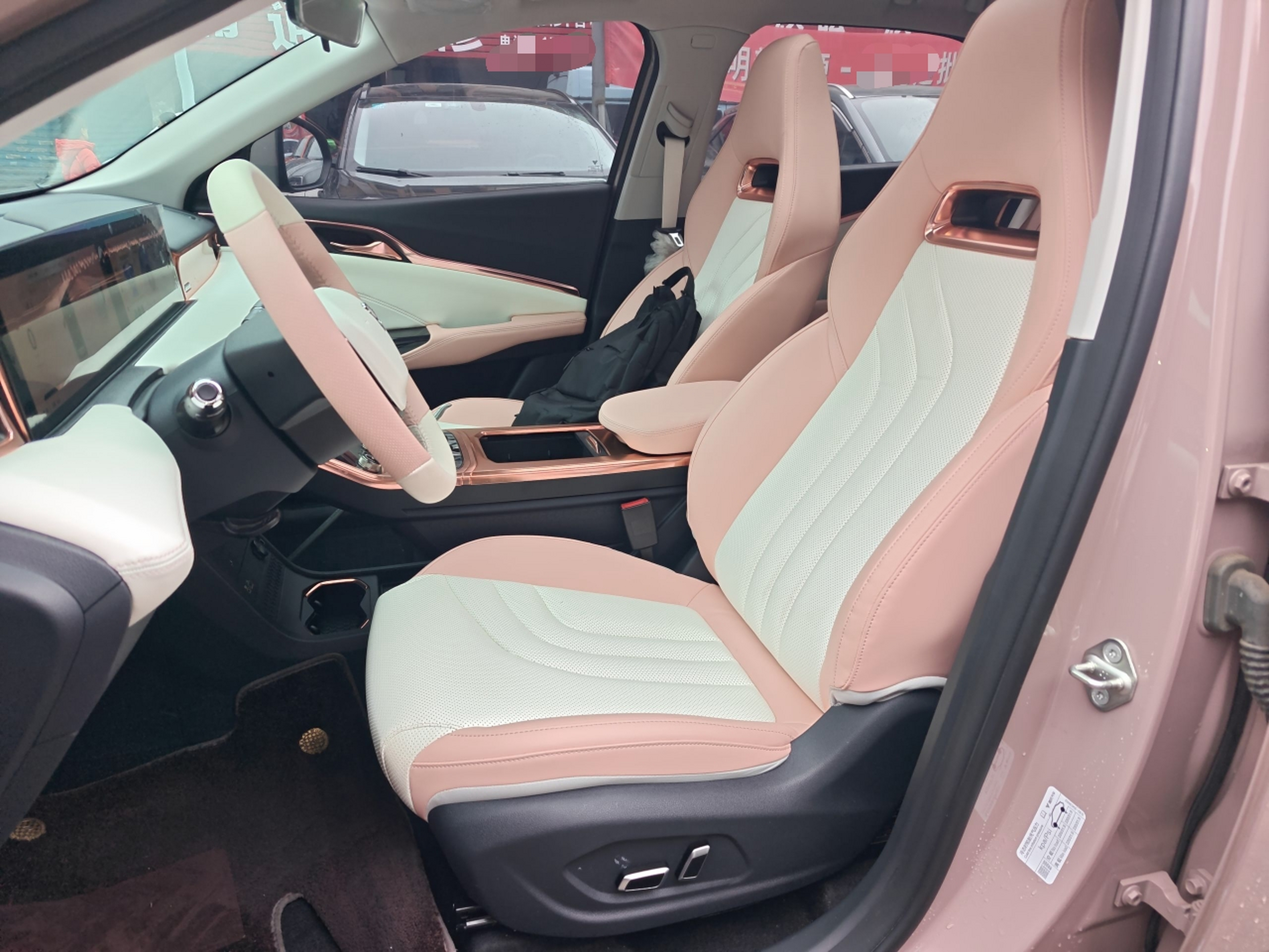 المقاعد الأمامية داخل السيارة