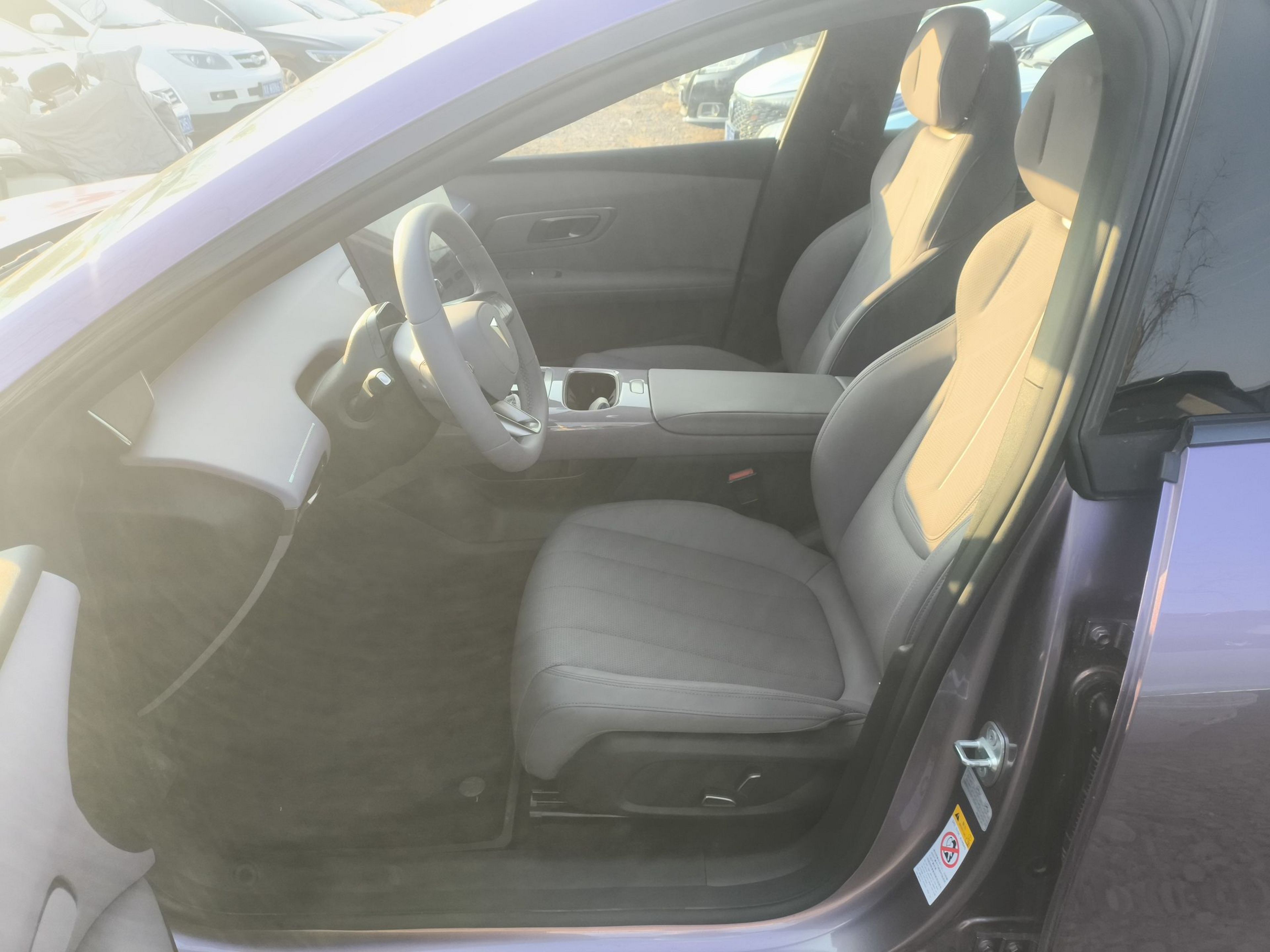 المقاعد الأمامية داخل السيارة