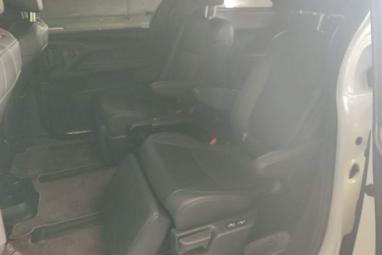 Used Toyota Sienna 2023 2.5L Hybrid Deluxe Edition