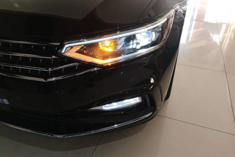 Used Volkswagen Magotan 2024 2 Million Units Zhongxiang Version 330TSI DSG Luxury Edition
