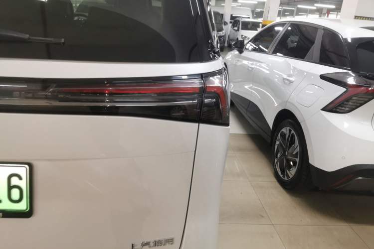 Used Buick GL8 New Energy 2025 Lu Shang Luxury Edition 7-Seater
