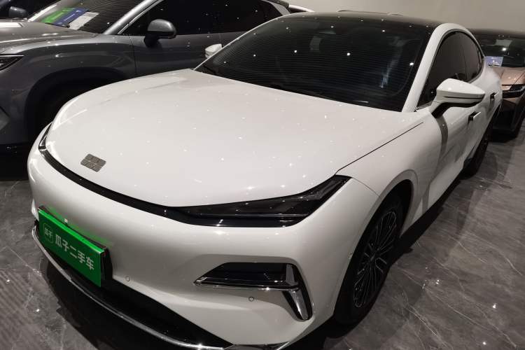 Used  Galaxy 8 2025 130km EM-i Deluxe Edition