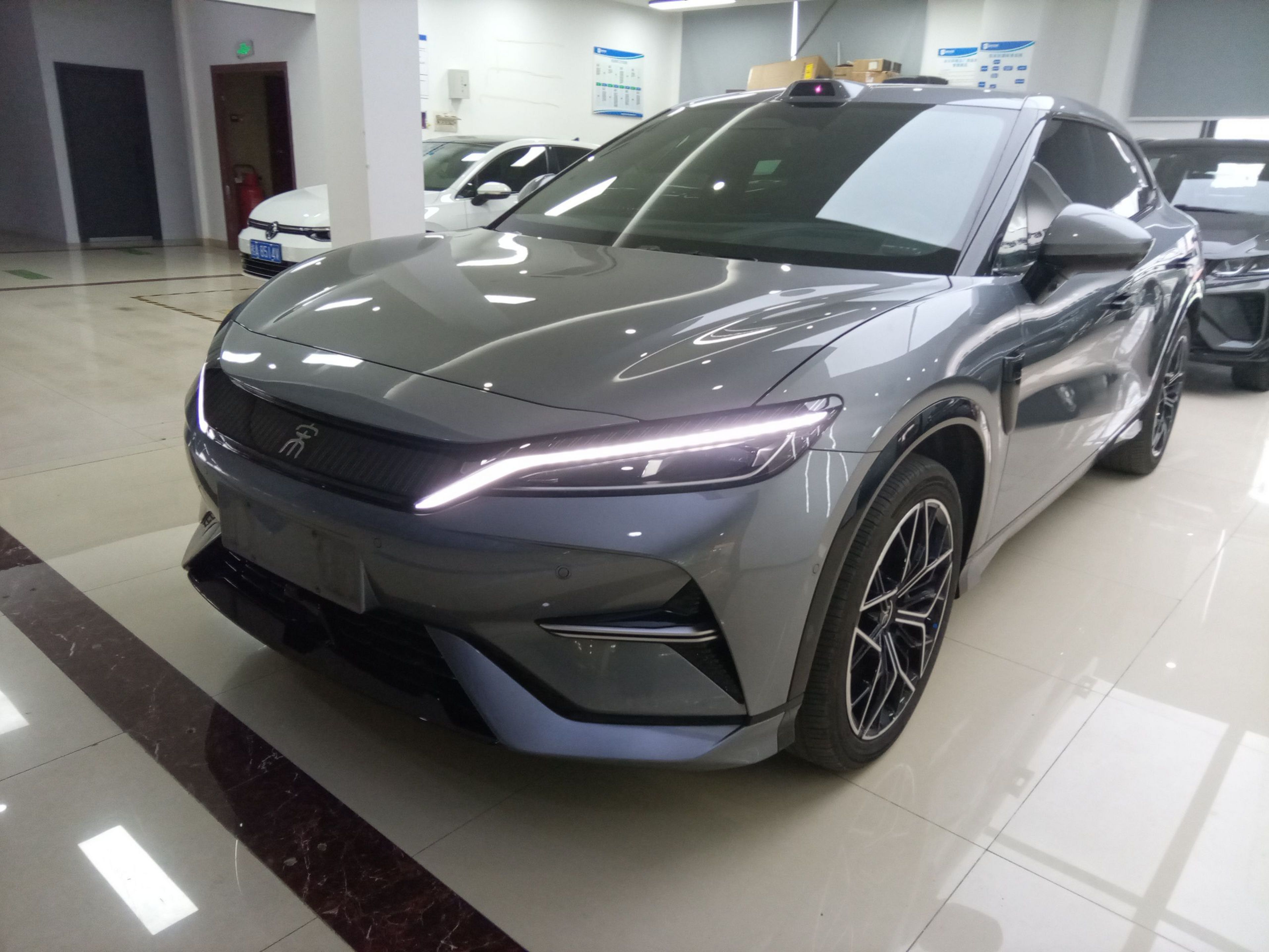 Под передней частью автомобиля