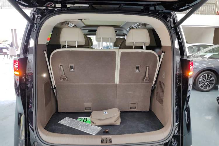 Used Denza D9 2023 DM-i 965 Luxury Model
