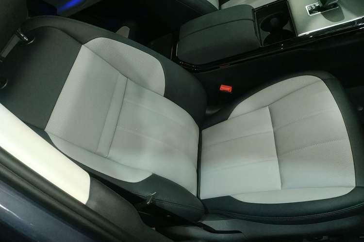 Used Land Rover Range Rover Evoque New Energy 2023 Aurora L P300e Plug-in Hybrid Electric Version
