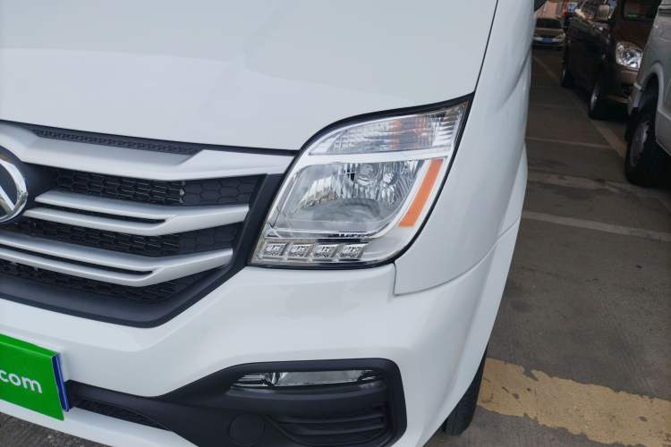 Used SAIC MAXUS Xintu V80 2024 Aotong Value Edition 6AMT Short Wheelbase Ultra-Low Roof 127 Ps 5/6 Seats