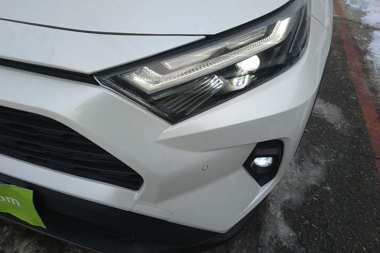 Used Toyota RAV4 2023 2.0L CVT Two-Wheel Drive 20th Anniversary Platinum Edition
