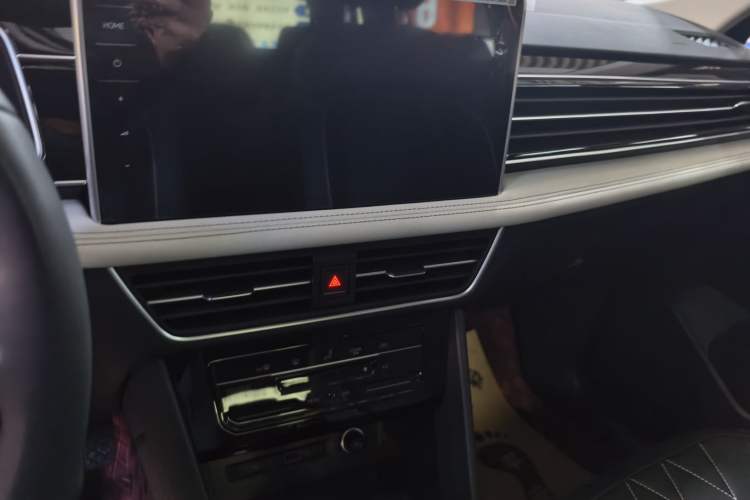 Used Volkswagen Tiguan L 2024 Outstanding Model 330TSI Automatic Two-Wheel Drive Longteng Edition
