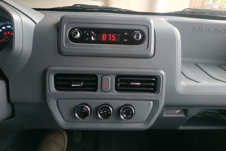 Used Wuling Yangguang 2024 300KM Comfort Version Passenger Van 75kW
