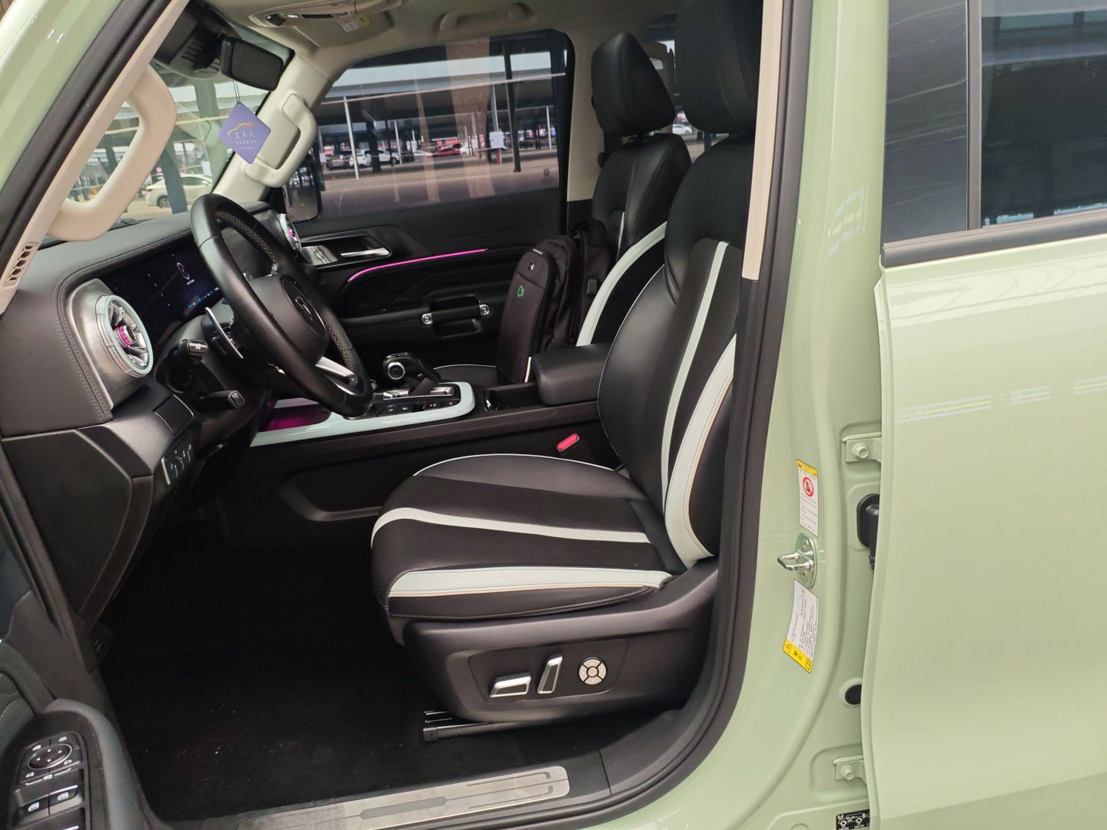 المقاعد الأمامية داخل السيارة