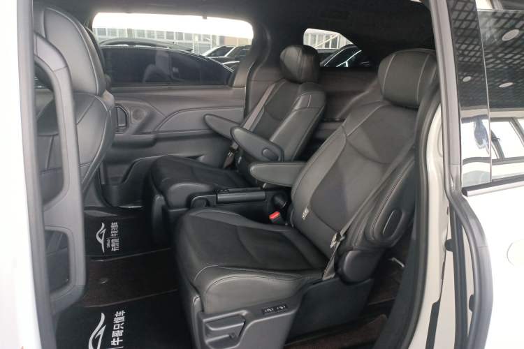 Used Toyota Sienna 2024 2.5L Hybrid Four-Wheel Drive Prestige Edition