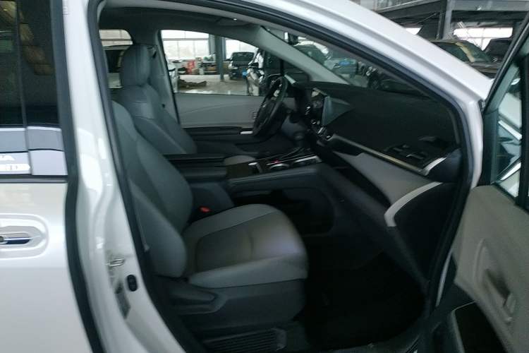 Used Toyota Granvia 2024 2.5L Hybrid Comfort Edition
